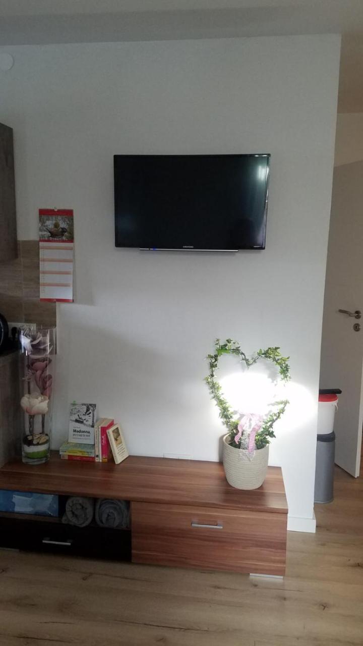Ferienwohnung Am Blumenberg Бад Мергентхайм Екстериор снимка