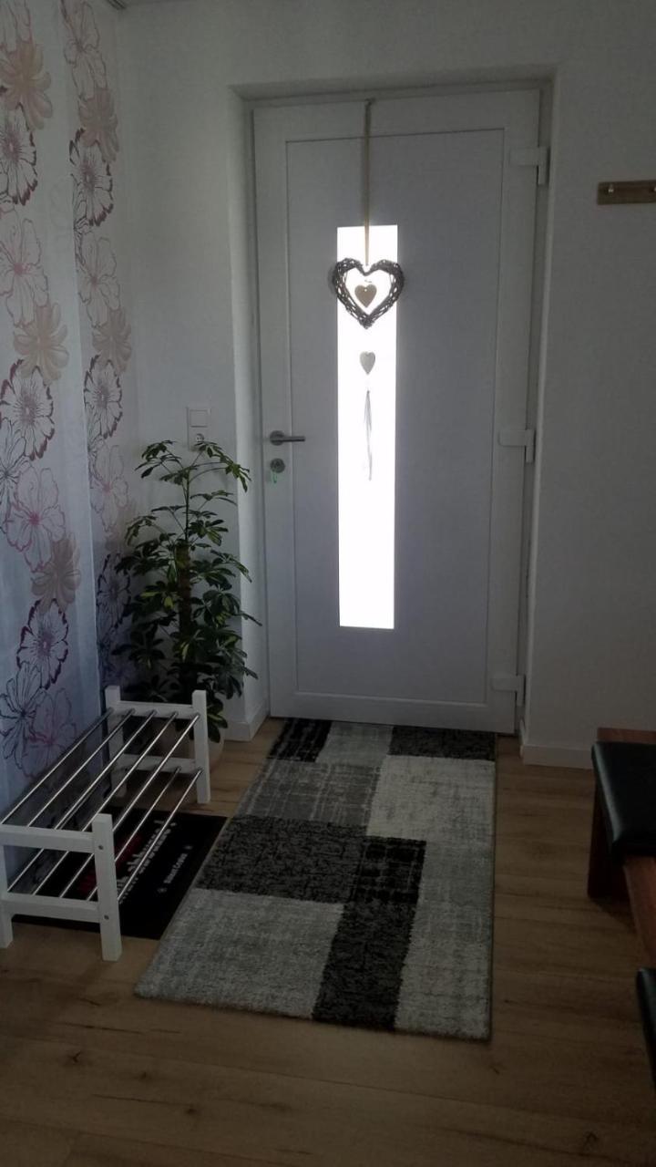 Ferienwohnung Am Blumenberg Бад Мергентхайм Екстериор снимка